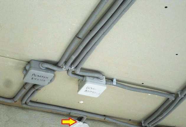 На что следует обращать внимание при монтаже проводки по потолку