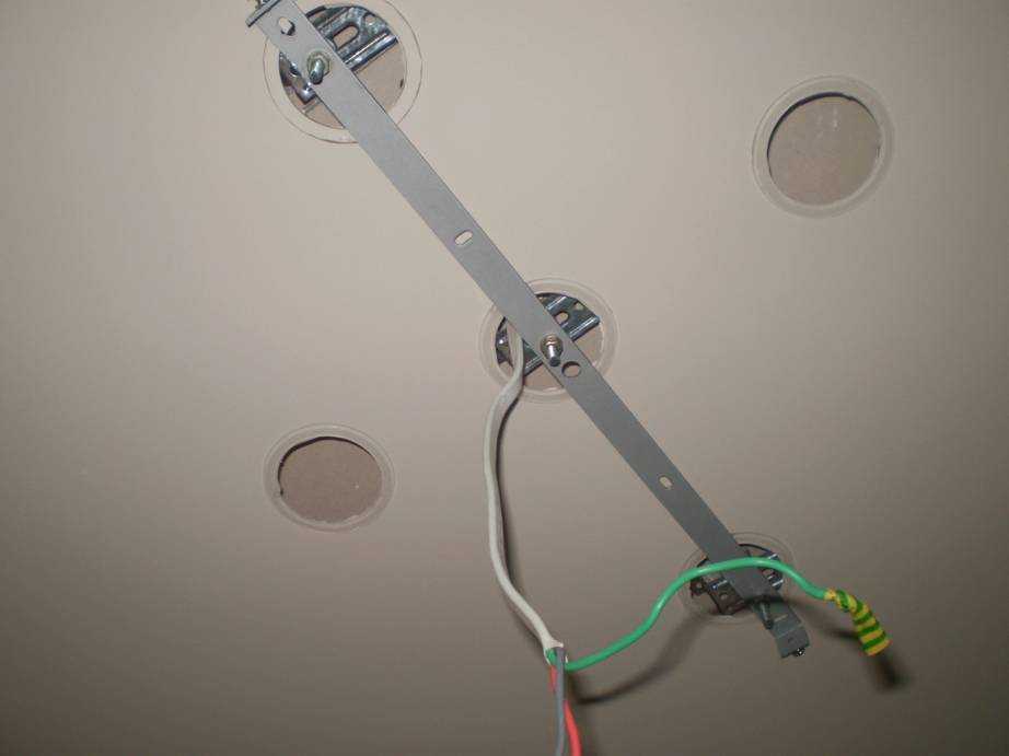 Крепление люстры на натяжной потолок: выбор прибора, варианты и инструкция по монтажу, безопасность