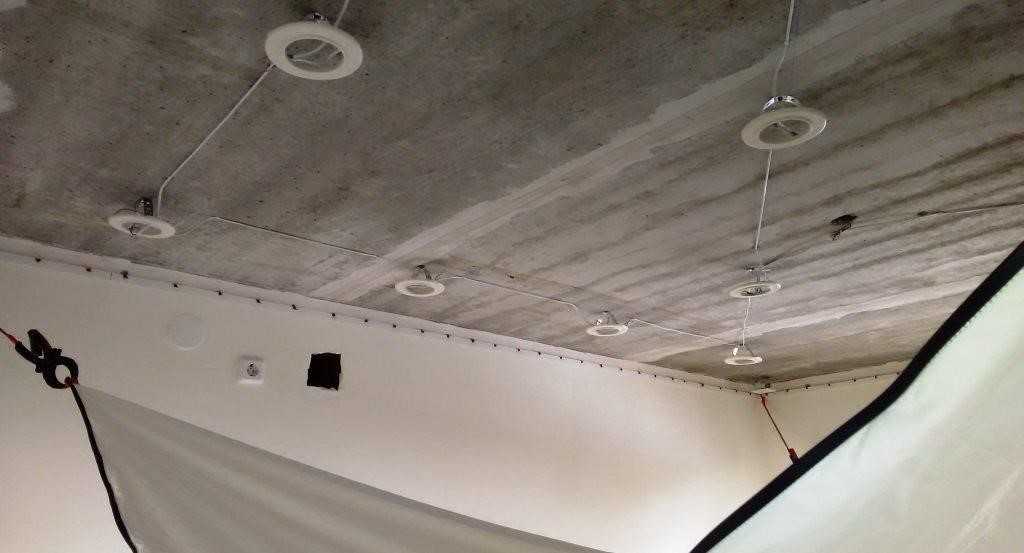 Как натянуть натяжные потолки – технология монтажа потолка и светильников