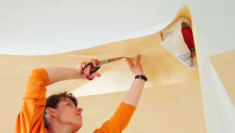 Как клеить обои на потолок – пошаговое руководство