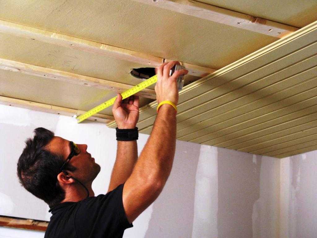 Чем отделать потолок в деревянном доме – обзор материалов