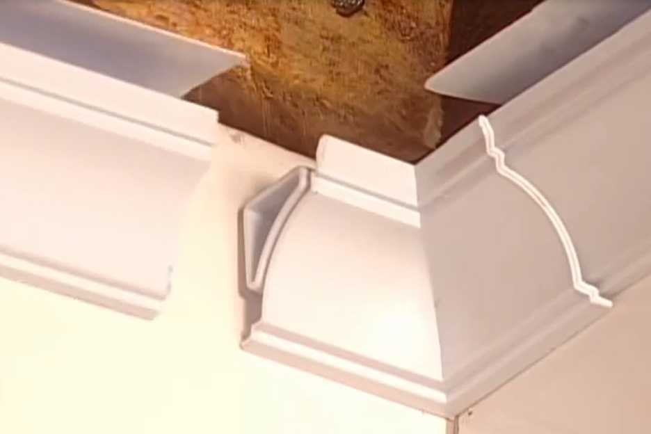 Уголки для потолочного плинтуса — монтаж и установка