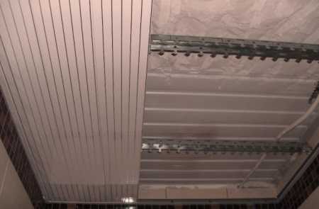 Реечный алюминиевый подвесной потолок – технология монтажа
