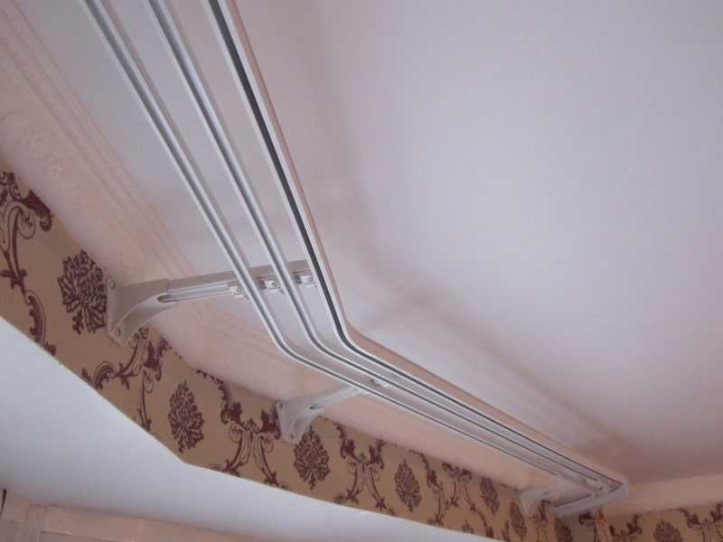 Карнизы для штор под натяжные потолки: ниша в потолке для штор, встроенный карниз, скрытая гардина, как крепить, дизайн