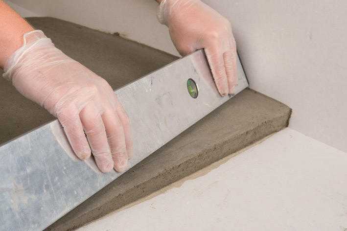 Как выровнять пол под плитку своими руками и чем, стяжка под бетонное перекрытие