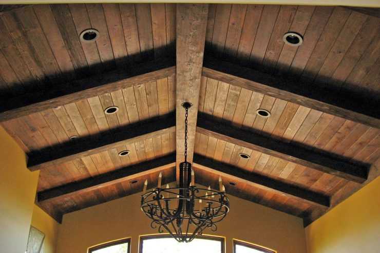Декоративные балки на потолок — имитация балок на потолке в интерьере, потолочные балки в деревянном доме, монтаж балок из полиуретана своими руками, отделка