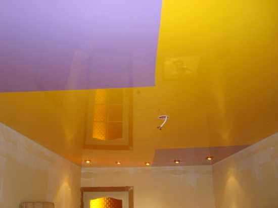 Двухцветные натяжные потолки в интерьере