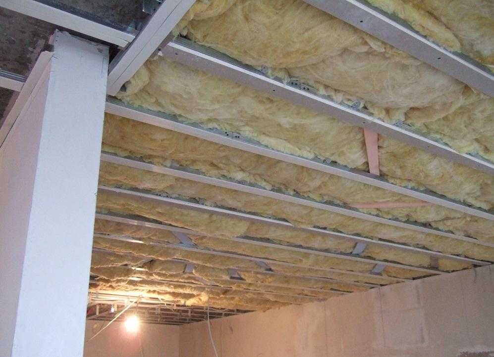 Натяжной потолок в деревянном доме: за и против
