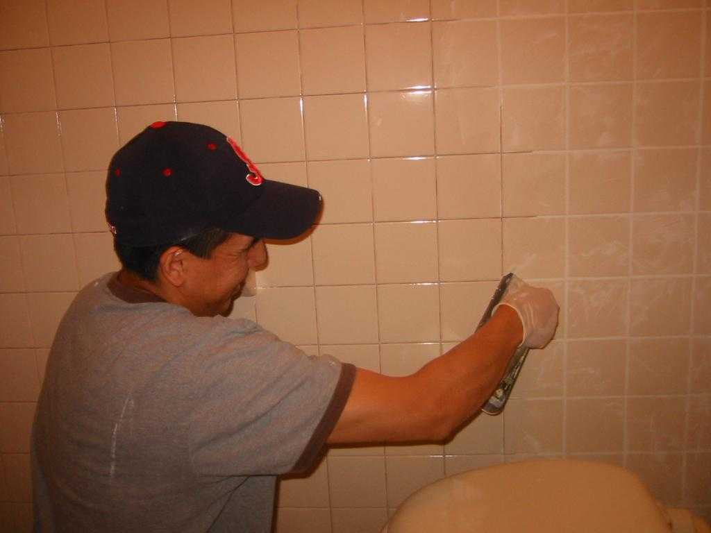 Технология затирки швов плитки в ванной своими руками. инструкция с фото и видео