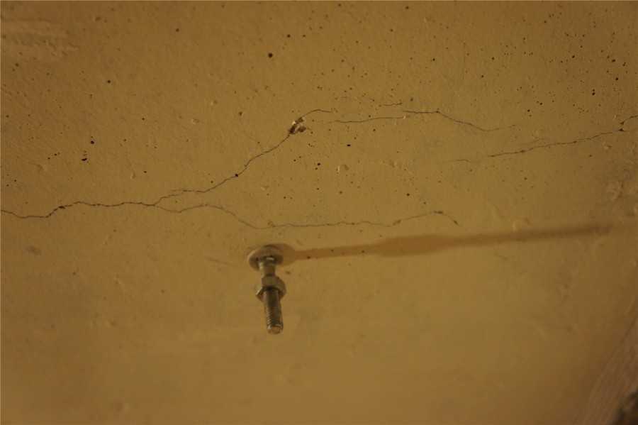 Трещина комната. Трещины на потолке. Трещины в побелке. Трещины в перекрытии потолка. Трещина в бетонном потолке.