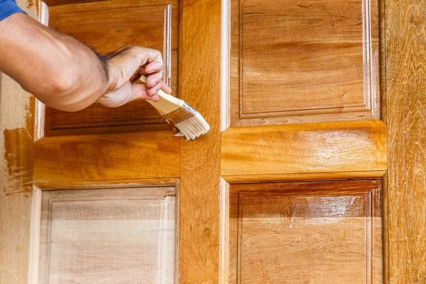 Каким лаком покрыть деревянные двери?