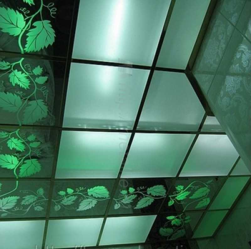 Подвесной стеклянный потолок в ванной комнате
