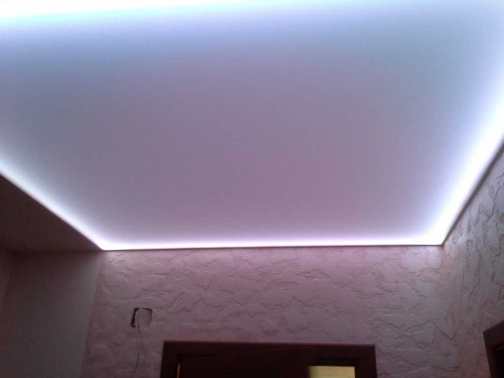 Подсветка потолка светодиодной лентой (73 фото): какую выбрать и как установить, тонкости установки диодов под плинтусом, как лучше закрепить