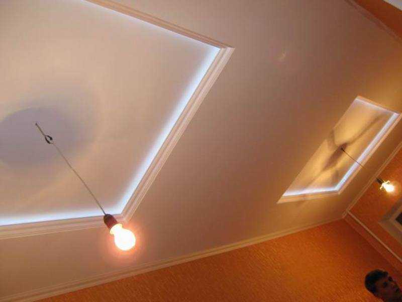 Плинтус потолочный под светодиодную ленту: как сделать подсветку плинтуса для потолка (фото) | proпотолки