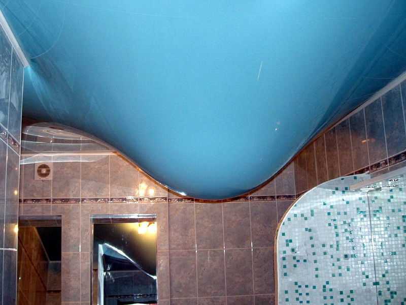 Натяжные потолки в ванной комнате (86 фото): плюсы и минусы. можно ли сделать? парящий и реечный, цветной и матовый потолки. отзывы