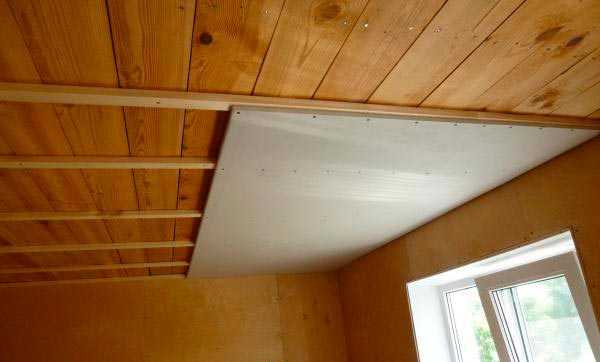 Чем отделать потолок на даче быстро и дешево: идеи, фото