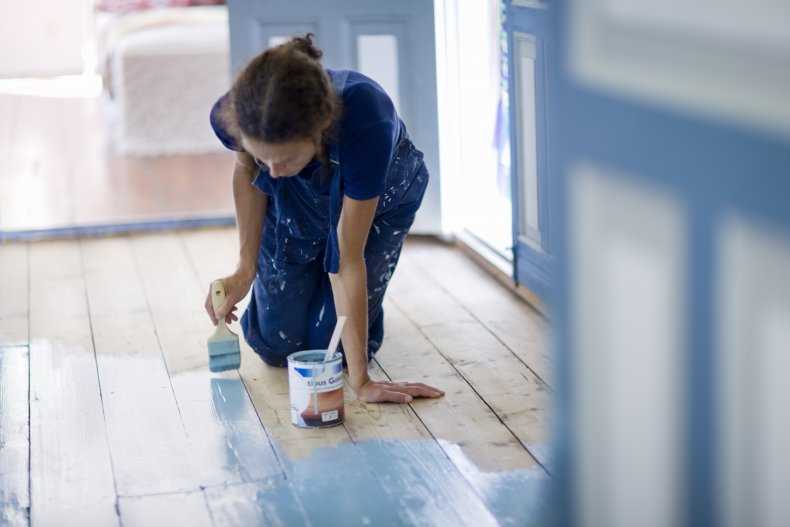 Покраска пола — технология окраски для деревянных и бетонных полов (80 фото)