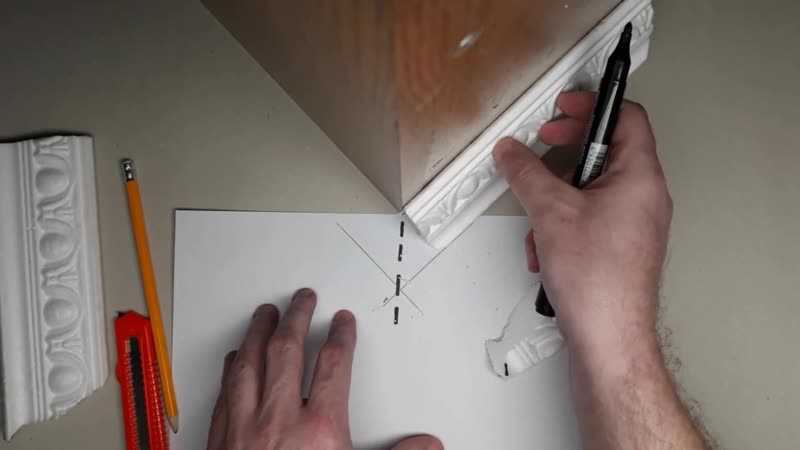 Как сделать внутренний угол потолочного плинтуса? как вырезать угол со стуслом и без него? как правильно отрезать с помощью шаблона?