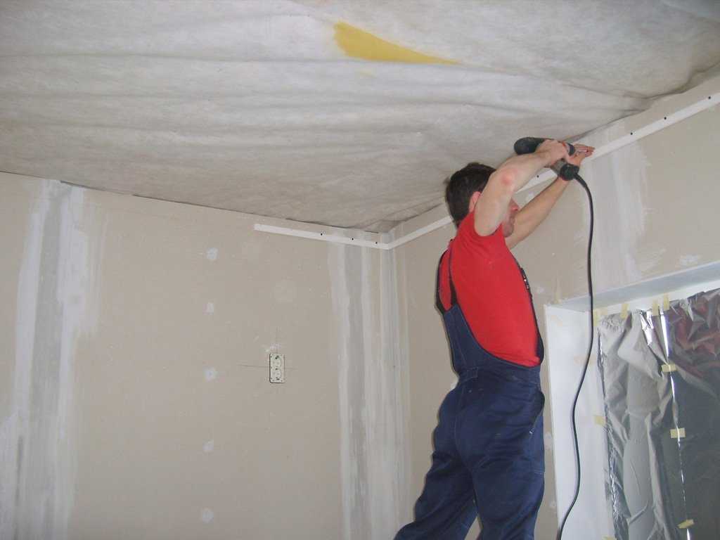 Когда устанавливать натяжной потолок при ремонте квартиры