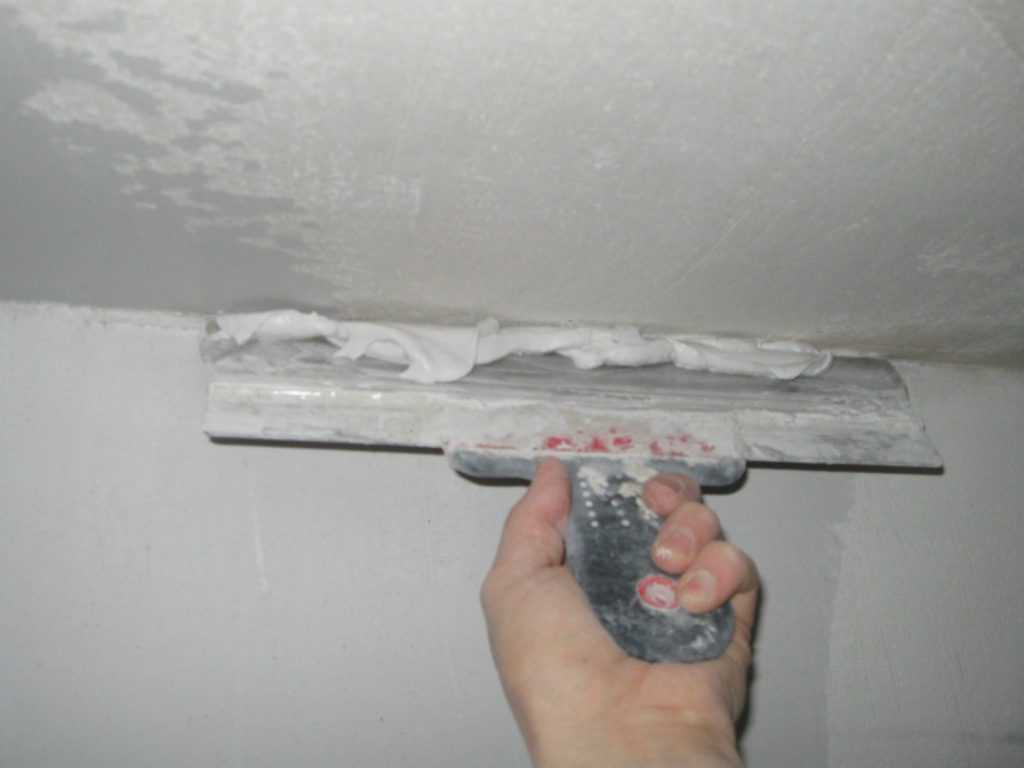 Как выровнять потолок шпаклевкой?