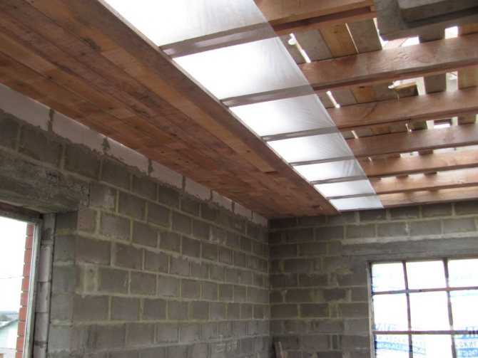 Черновой потолок по деревянным балкам как правильно подшить доской в частном доме, черновая отделка потолка в деревянном доме, подшивка фанерой по балкам, как сделать