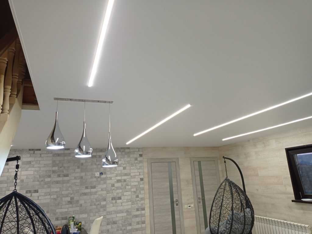 2 варианта монтажа световых и парящих линий в натяжном потолке