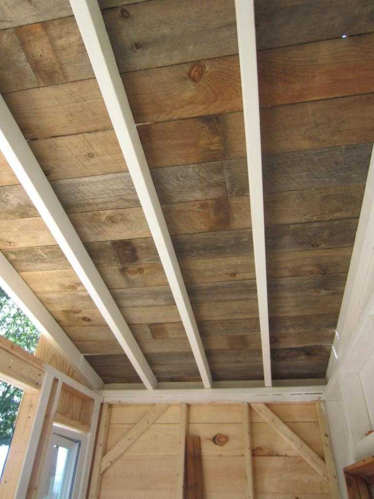 Подшивка чернового потолка по деревянным балкам в частном доме – stroim24.info