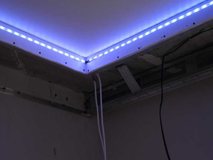 Монтаж светодиодной ленты в потолок из гипсокартона и натяжного потолка
