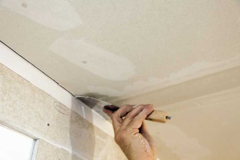 Как побелить потолок побелкой, не смывая старой: даны инструкции, как правильно выполнить работу своими руками, развести мел, известь и водоэмульсионную краску