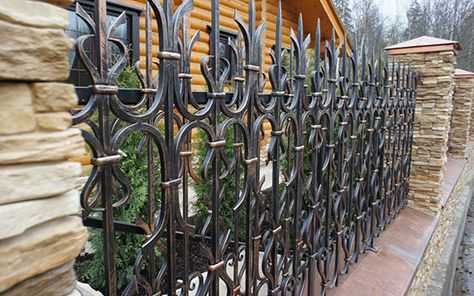 Красивые заборы для частных загородных домов из профнастила, ограждения из дерева в современном стиле: недорогие и красивые изделия из металла
 - 43 фото