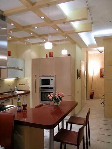 какими способами можно отделать потолок кухни Посмотрите, как выглядят различные потолочные покрытия в интерьере кухни