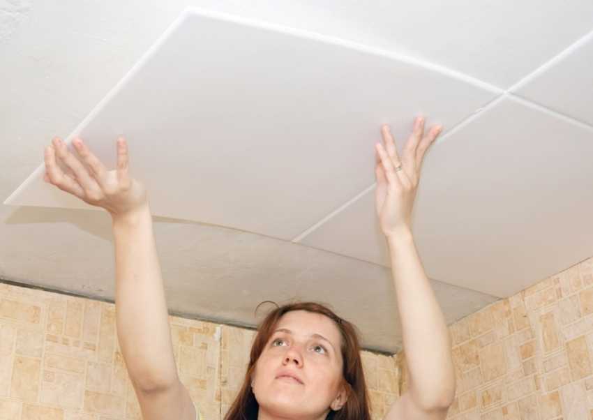 Можно ли клеить потолочную плитку на плитку, побелку и другие покрытия: инструкция, видео и фото