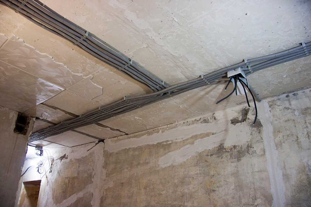 Как лучше проложить проводку: по полу или потолку?