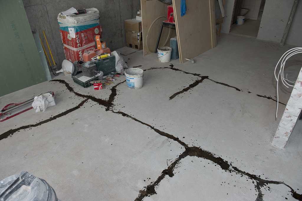 Что делать если появились трещины в стяжке пола Если повреждения сильные, а бетон не качественный, то однозначно менять Если же дефекты локальные, то можно отремонтировать