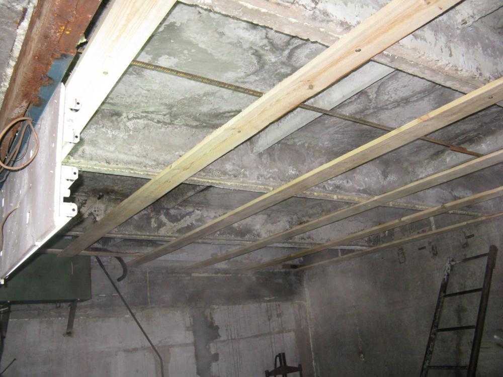 Как правильно утеплить потолок, монтаж утеплителя на потолок под холодной крышей