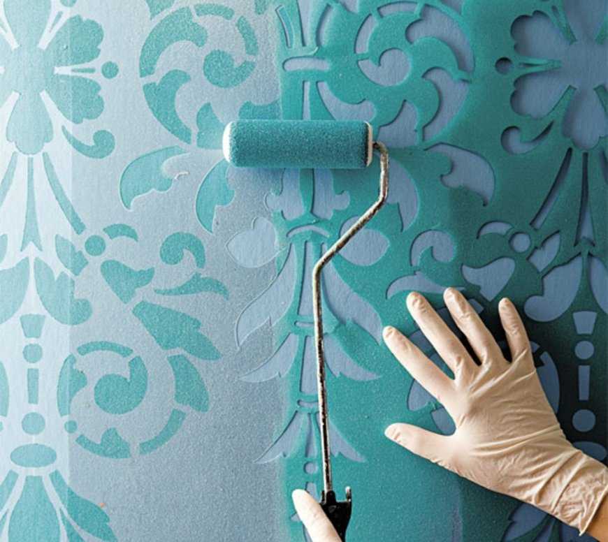Покраска обоев на потолке: выбор краски и подготовка к началу работ, способы окрашивания