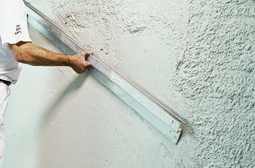Как штукатурить потолок: видео инструкция