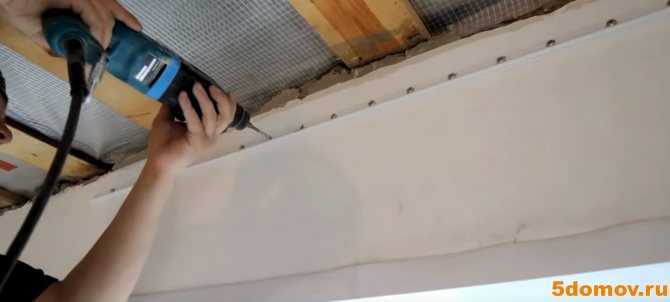 Как закрепить багет натяжного потолка