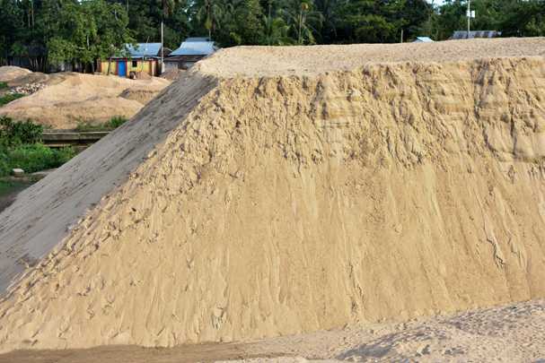 Песчаная подушка под фундамент: как выбрать песок и уложить его