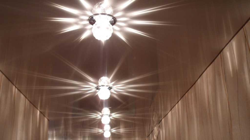 Как расположить светильники на натяжном потолке 11 фото