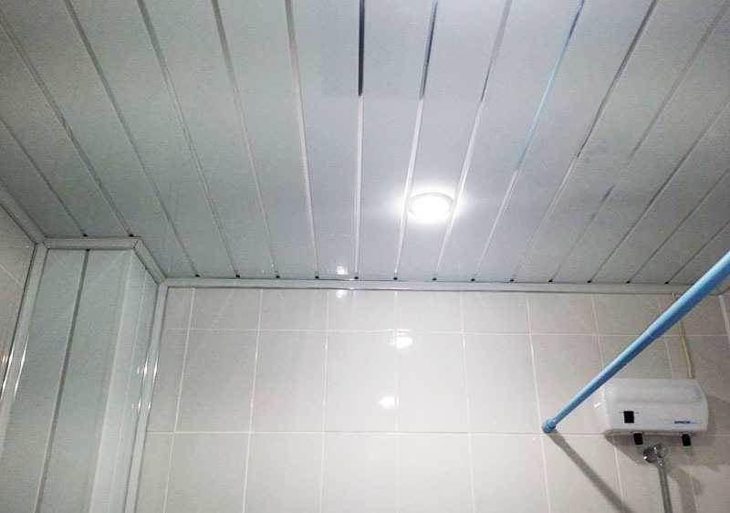 Преимущества, недостатки и порядок монтажа потолка из пластиковых панелей в ванной комнате
