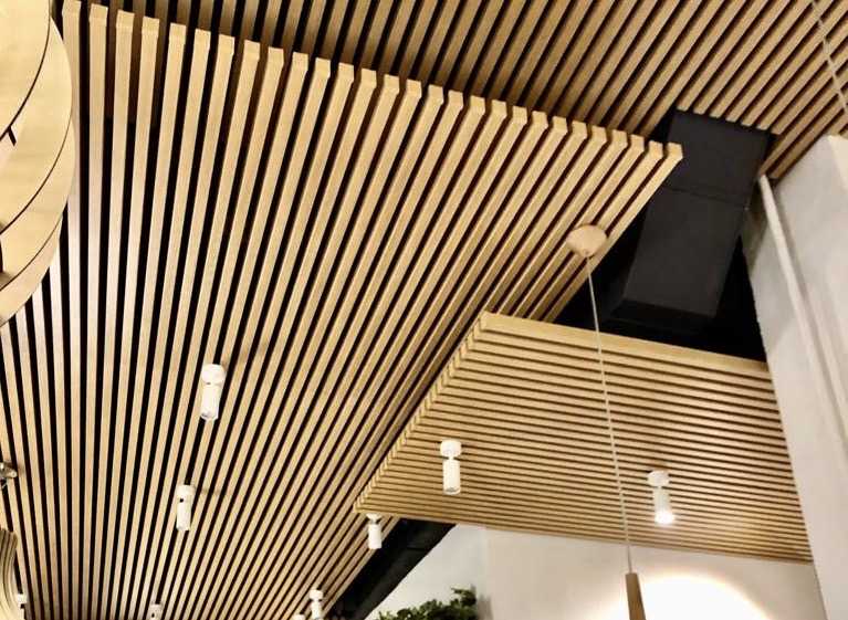 Деревянный реечный потолок: виды, различия, потолочная рейка деревянная, реечный потолок из дерева