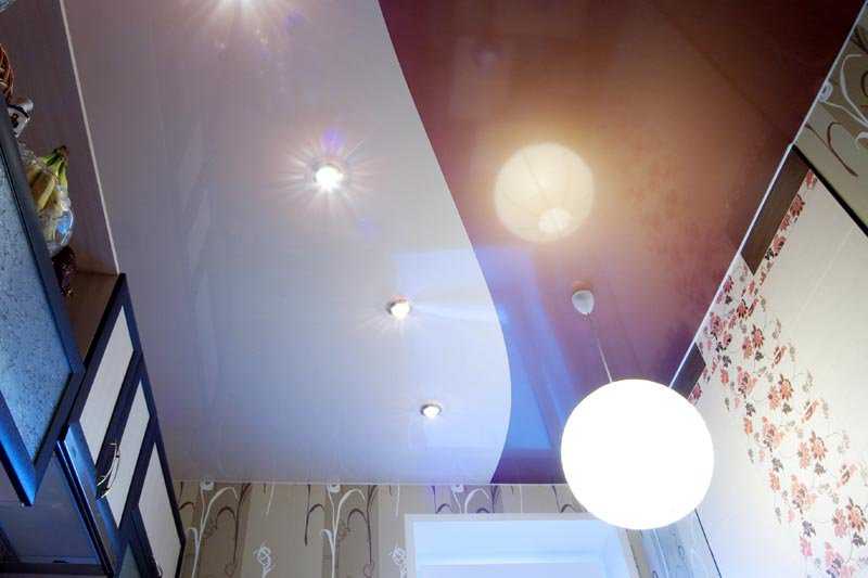 Одноуровневые натяжные потолки (46 фото): одноуровневая конструкция и дизайн потолочных покрытий, простые белые изделия