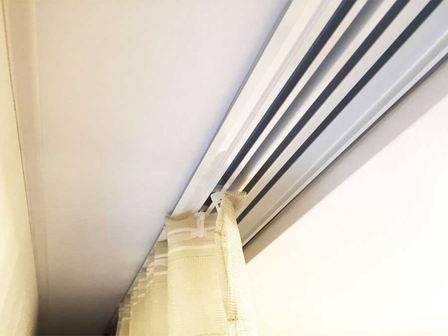 Карнизы для штор под натяжные потолки: ниша в потолке для штор, встроенный карниз, скрытая гардина, как крепить, дизайн