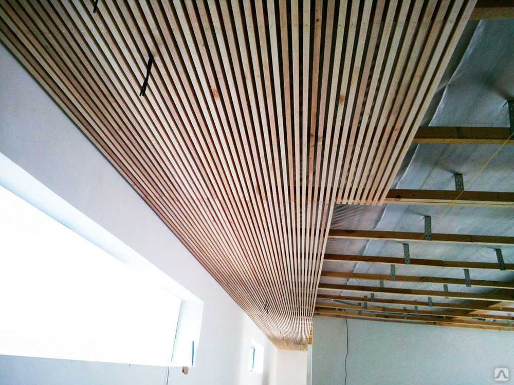 Реечный деревянный потолок своими руками с подсветкой