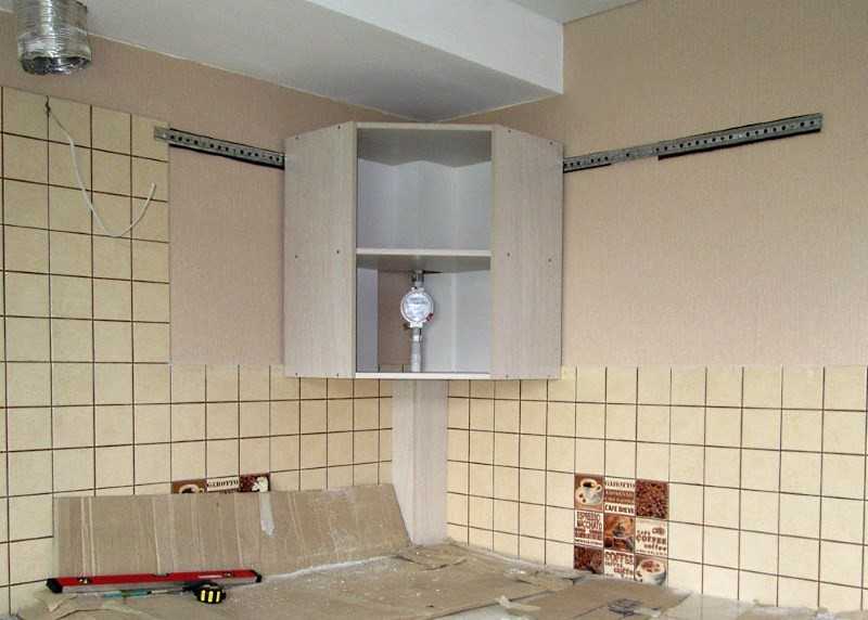 Как крепится кухня к стене. Крепление верхних шкафчиков кухни. Повесить Верхние шкафы на кухне. На что повесить навесной шкаф кухонный. На что повесить кухонные шкафы на стену.