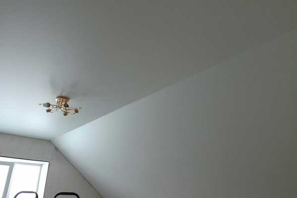 Какие преимущества и недостатки натяжных потолков в частном доме и квартиры: пошагово +видео