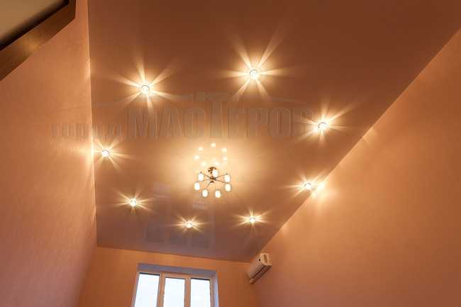 Точечные светильники (122 фото): потолочные светодиодные споты и светильники-софиты для гипсокартонных потолков