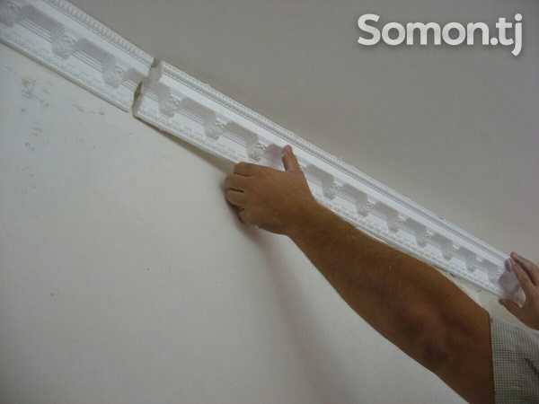 Как правильно сделать поклейку багета на потолок своими руками