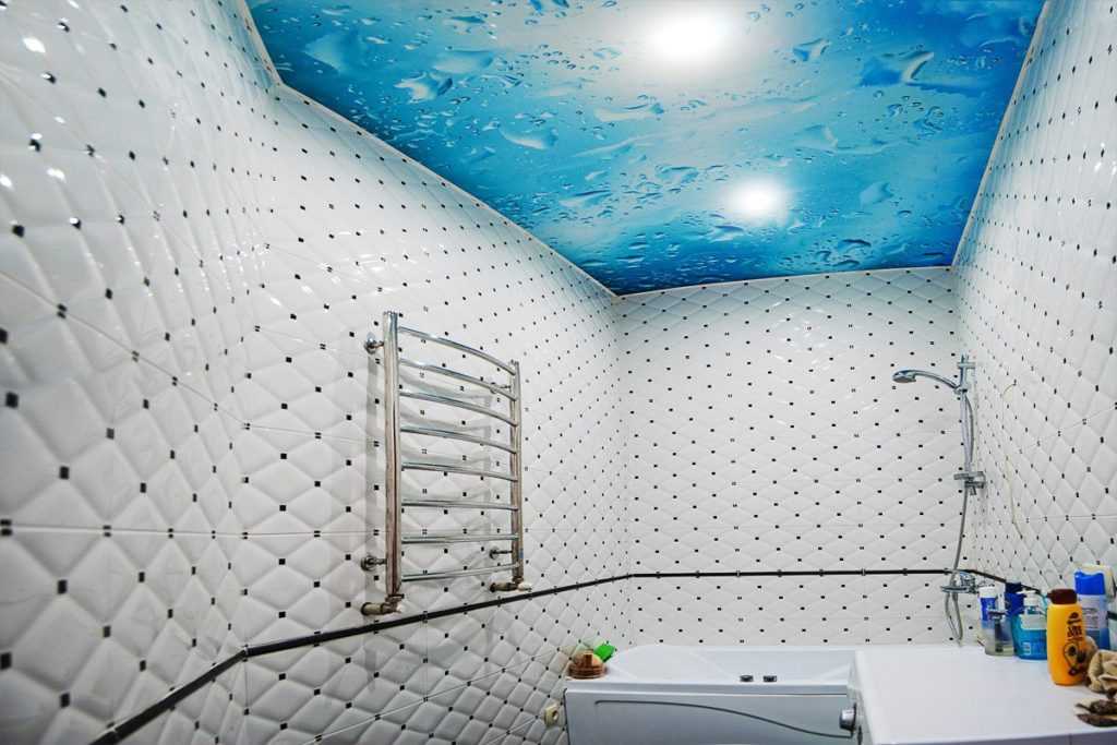 Натяжной потолок в ванной комнате: плюсы и минусы, а также нюансы выбора | дневники ремонта obustroeno.club